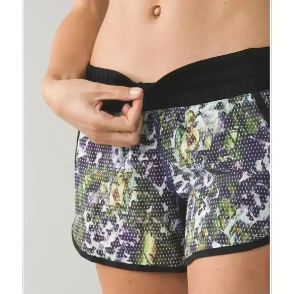 Lululemon Tracker Short III *4-way Stretch Size 6 - Picture 3 of 9
